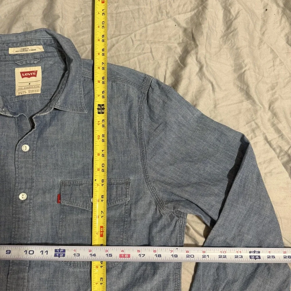 Levis Button Up Shirt Mens Medium Blue Chambray Long Sleeve Standard Fit Casual